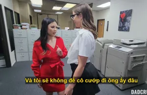 Bố dượng may mắn quan hệ cùng lúc búp bê và em trợ lý riêng